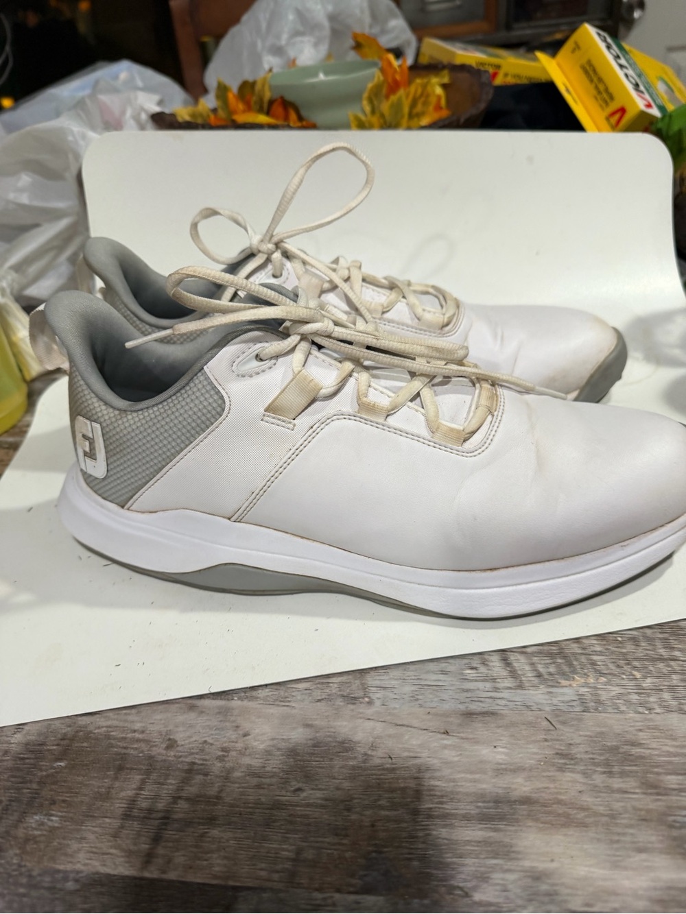 Men's size 9.5 FootJoy White and Gray Golf Shoes